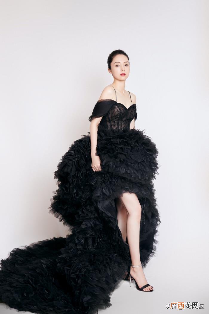 女神龙造型，董璇黑天鹅造型再现雪花女神龙的绝美冷艳