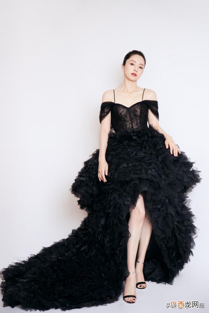 女神龙造型，董璇黑天鹅造型再现雪花女神龙的绝美冷艳