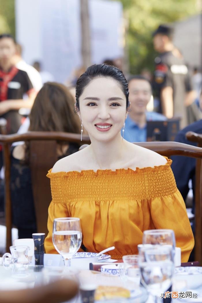 女神龙造型，董璇黑天鹅造型再现雪花女神龙的绝美冷艳