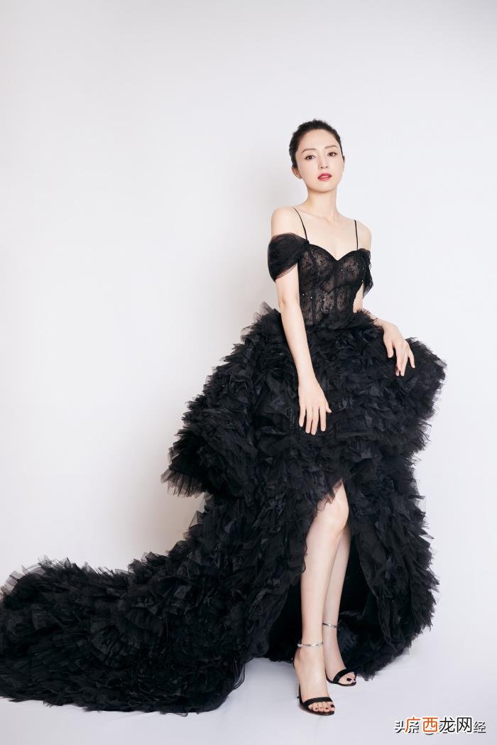 女神龙造型，董璇黑天鹅造型再现雪花女神龙的绝美冷艳