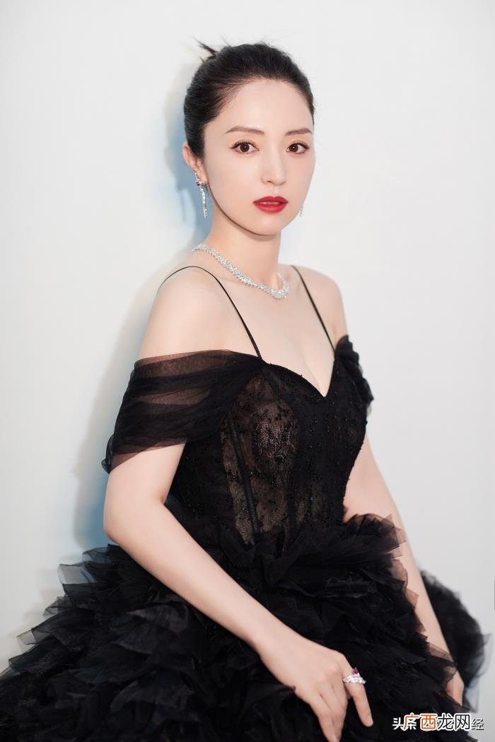 女神龙造型，董璇黑天鹅造型再现雪花女神龙的绝美冷艳