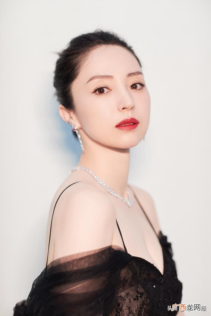 女神龙造型，董璇黑天鹅造型再现雪花女神龙的绝美冷艳