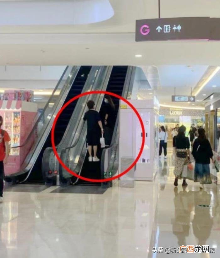 偶遇周扬青，网友偶遇周扬青男友罗昊与美女逛街