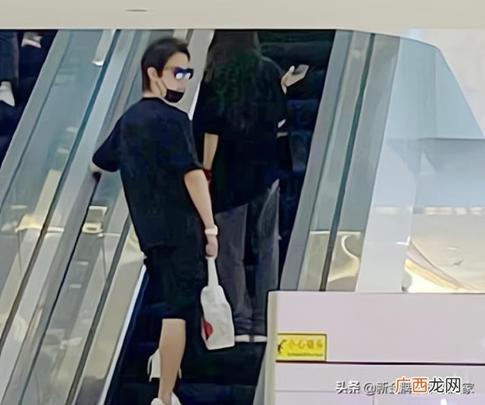 偶遇周扬青，网友偶遇周扬青男友罗昊与美女逛街