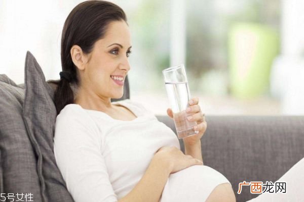 孕妇不爱喝水怎么办 孕妇不爱喝水的后果
