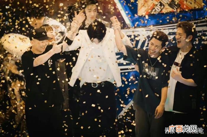王一博夺冠，王一博率领一波王炸夺冠非议声不断