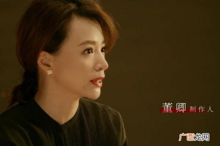 董卿多少岁，47岁董卿渐变长裙美到没有岁月感