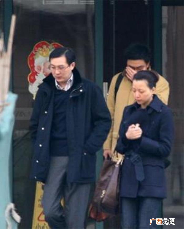 董卿多少岁，47岁董卿渐变长裙美到没有岁月感