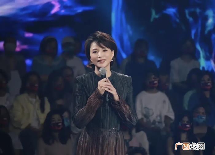 董卿多少岁，47岁董卿渐变长裙美到没有岁月感