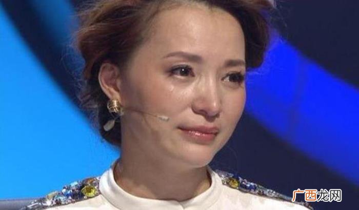 董卿多少岁，47岁董卿渐变长裙美到没有岁月感