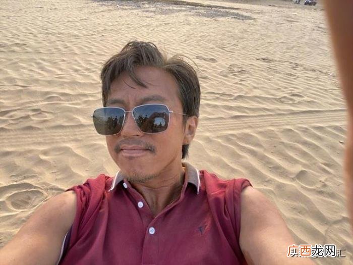 王源公主抱，邓超和王源在片场玩公主抱肤色遭调侃