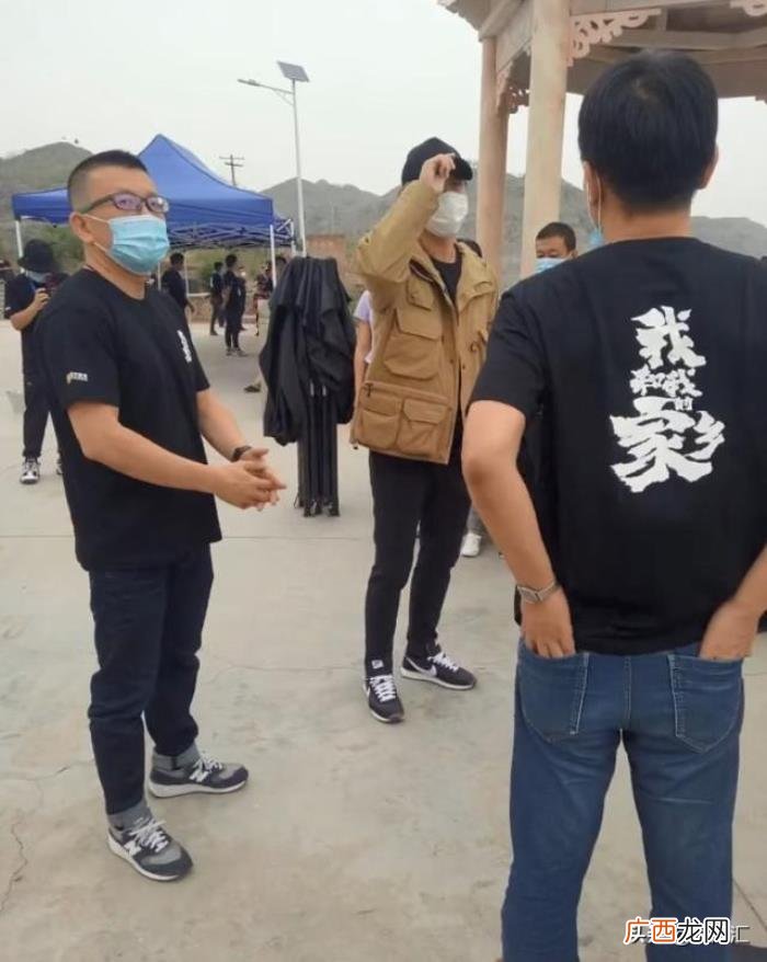 王源公主抱，邓超和王源在片场玩公主抱肤色遭调侃
