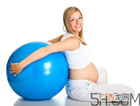 孕妇瑜伽球什么时候开始用？孕妇瑜伽球怎么用？