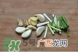 香辣蟹怎么做最好吃？香辣蟹怎么处理螃蟹？