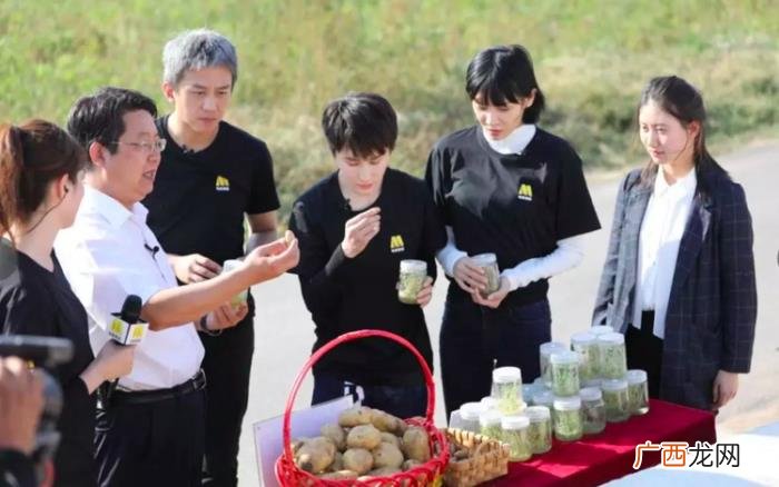 邓超的白发，邓超满头白发比65岁的成龙大哥还显老