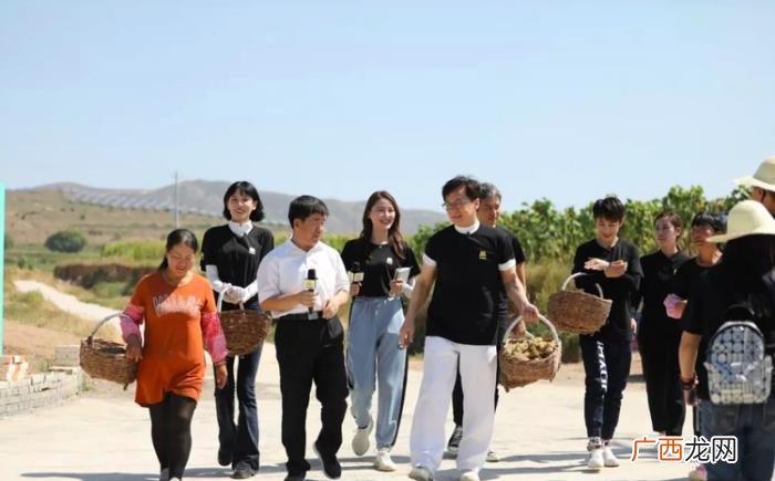 邓超的白发，邓超满头白发比65岁的成龙大哥还显老
