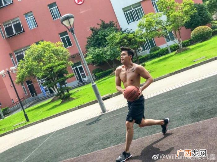 陈伟霆胖了，出演南方有腹肌的陈伟霆李现曾经也都是胖子啊