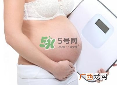 脐带绕颈是什么原因造成的？脐带绕颈是多休息还是多运动？