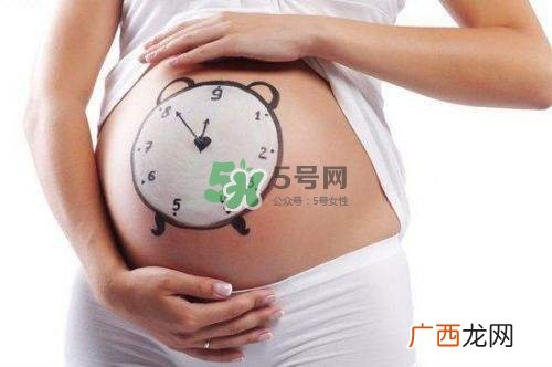 脐带绕颈是什么原因造成的？脐带绕颈是多休息还是多运动？