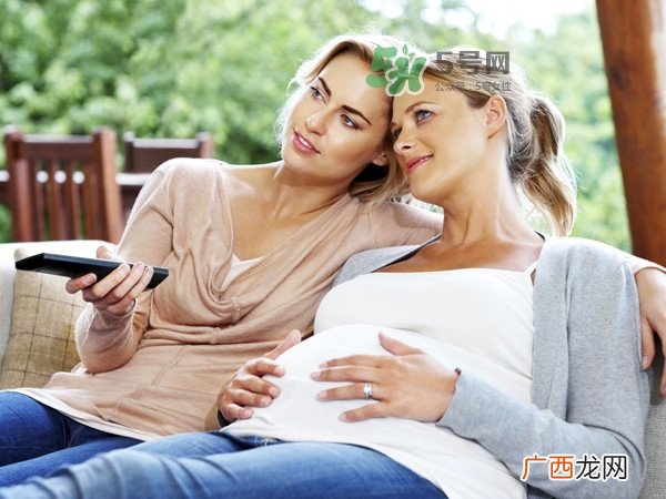孕期洗头能用吹风机吗？孕期洗头姿势