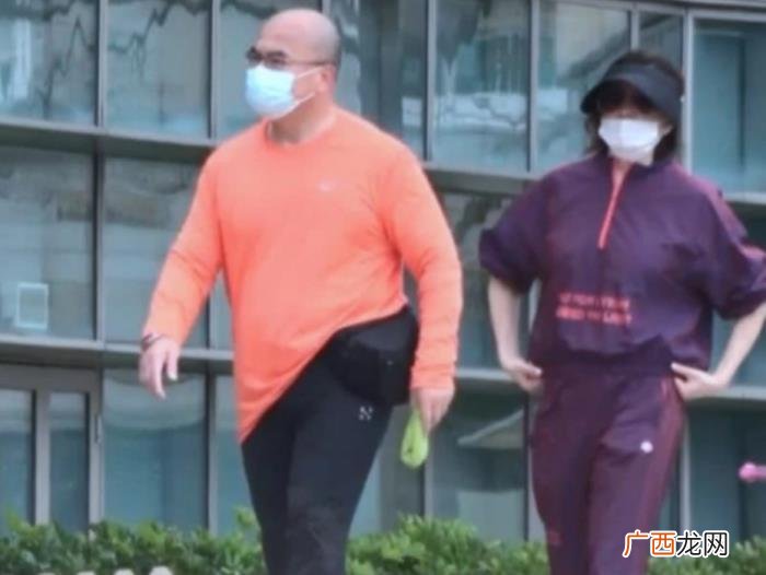 港星关之琳,知名港星关之琳雇两个保姆专门遛狗