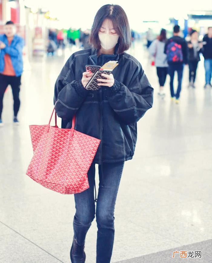 李溪芮卫衣，李溪芮身穿的是黑色的夹克搭圆领套头卫衣现身机场
