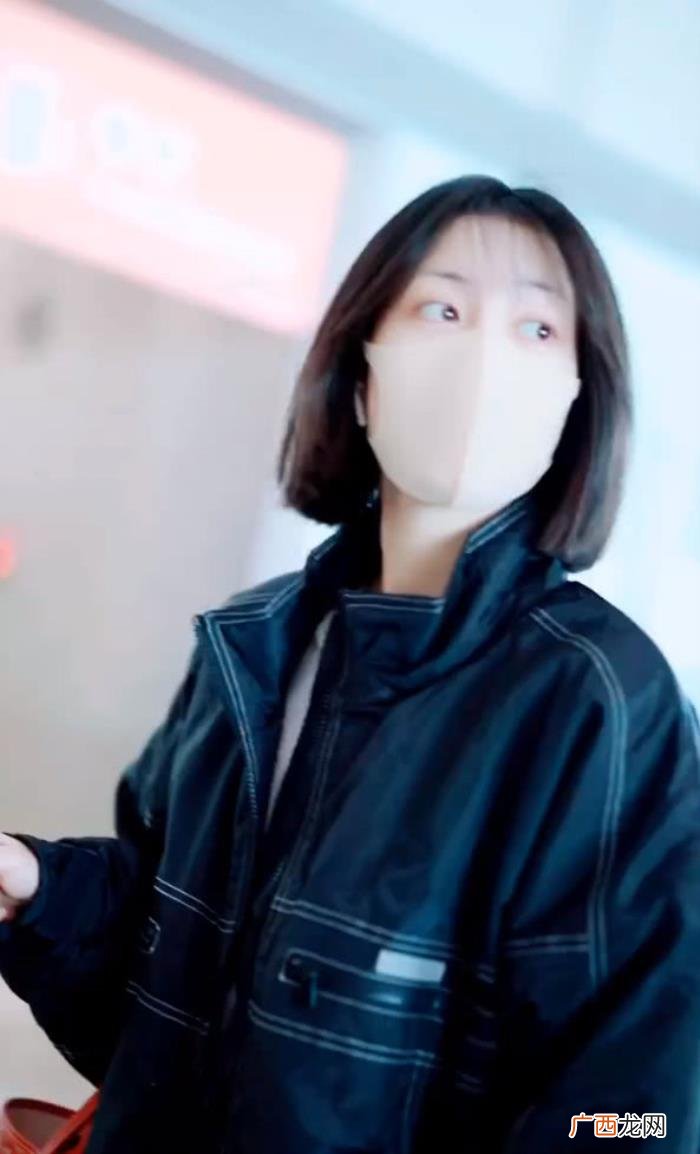 李溪芮卫衣，李溪芮身穿的是黑色的夹克搭圆领套头卫衣现身机场