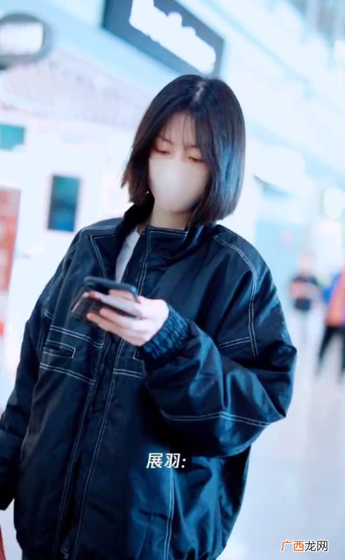 李溪芮卫衣，李溪芮身穿的是黑色的夹克搭圆领套头卫衣现身机场