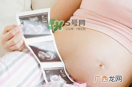 孕期可以蹲着上厕所吗？孕期上厕所会压到宝宝吗？