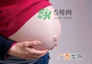 孕期可以蹲着上厕所吗？孕期上厕所会压到宝宝吗？