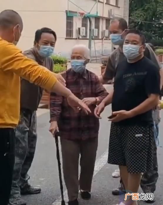 老人做核酸不愿插队 众人谎称按年龄 画面和谐