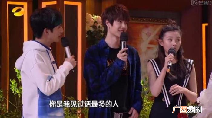 王一博合影，王一博床头放了三组和漂亮小姐姐们的甜蜜合影