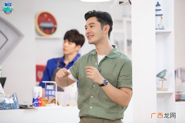 梳头姐弟吧，王俊凯杨紫高能模仿黄晓明梳头姐弟获封明学鼻祖