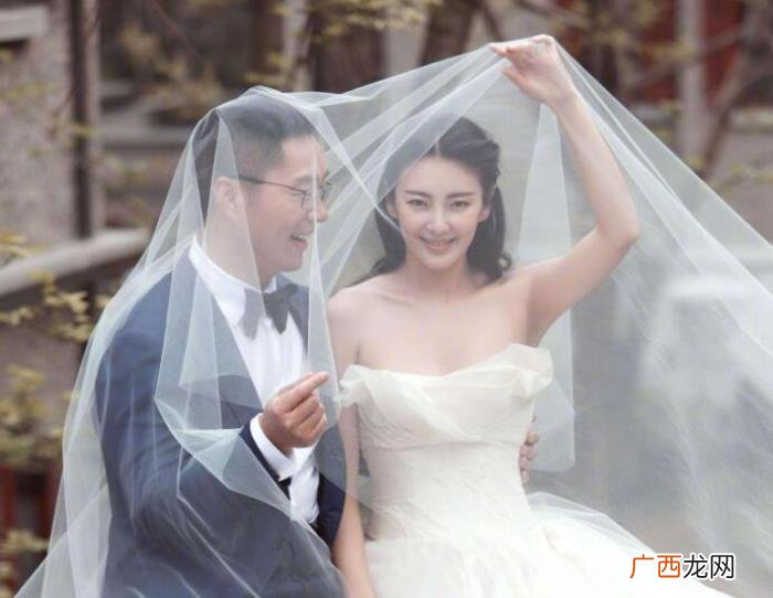 张雨绮男友，张雨绮与小8岁男友李柄熹街头牵手