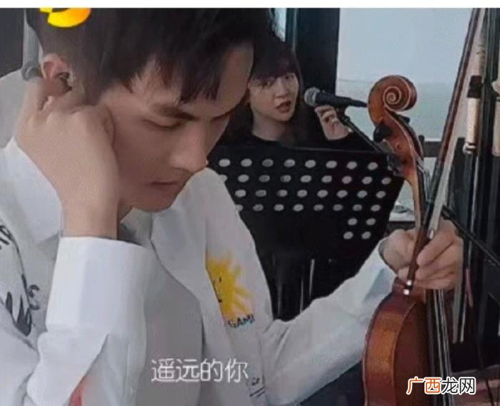 张雨绮男友，张雨绮与小8岁男友李柄熹街头牵手
