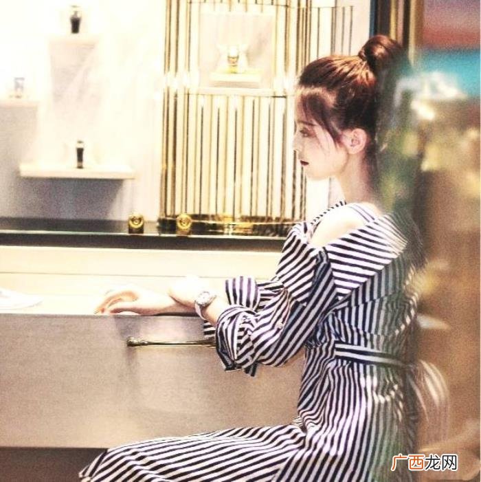 杨超越很装,杨超越露肩装配马尾代言形象邻家味十足