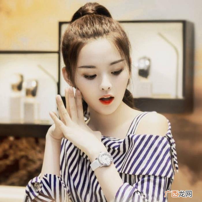 杨超越很装,杨超越露肩装配马尾代言形象邻家味十足