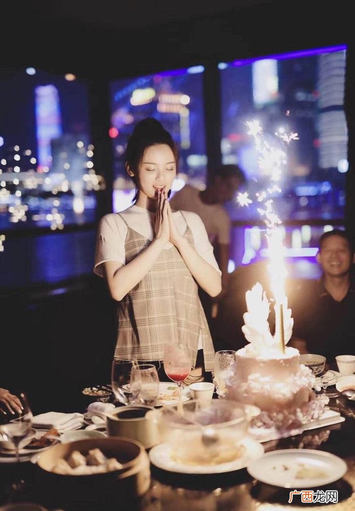 杨超越很装,杨超越露肩装配马尾代言形象邻家味十足