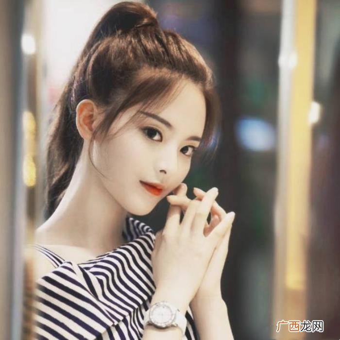 杨超越很装,杨超越露肩装配马尾代言形象邻家味十足