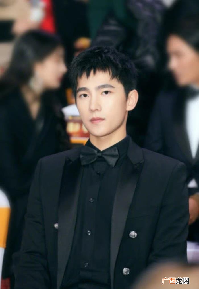 杨洋禁欲系，禁欲系男神杨洋这一次又凭借坐姿火了