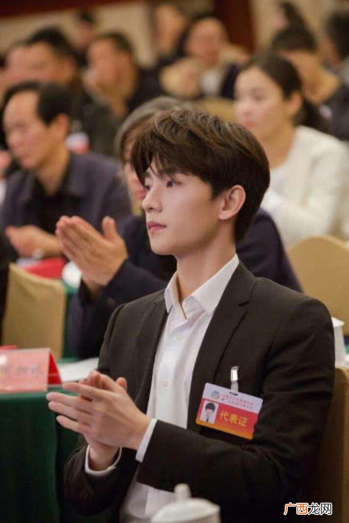 杨洋禁欲系，禁欲系男神杨洋这一次又凭借坐姿火了
