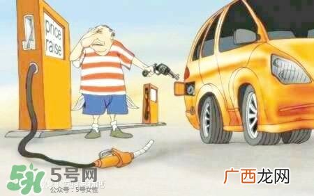 把自己关在冰柜闻汽油 直到遗体腐烂才被发现