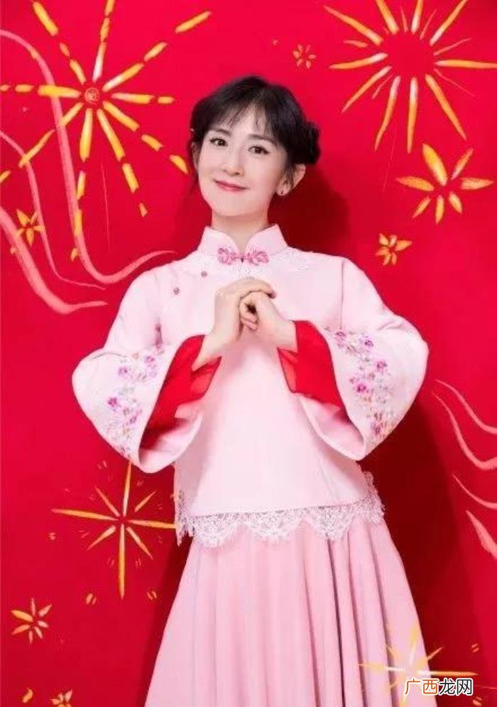 肖战演小品，谢娜肖战春晚小品演情侣却无CP感