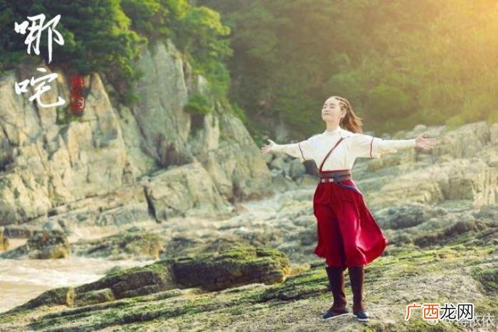 蒋依依散发，16岁的蒋依依已经开始散发女人味了