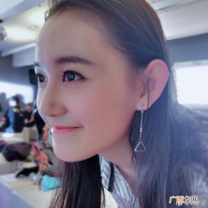 蒋依依散发，16岁的蒋依依已经开始散发女人味了