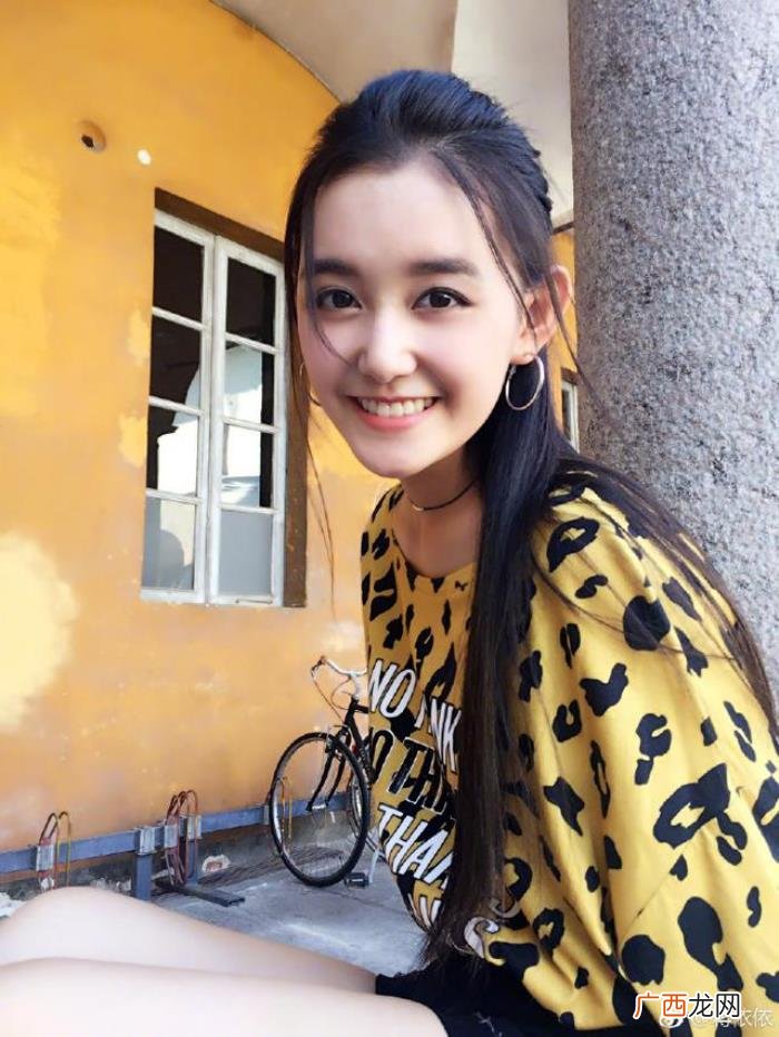 蒋依依散发，16岁的蒋依依已经开始散发女人味了