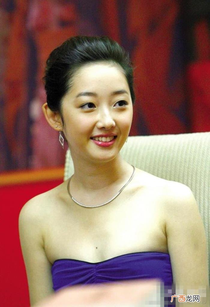 张艺兴耳朵小，范爷张艺兴蒋梦婕的耳朵都是精灵同款