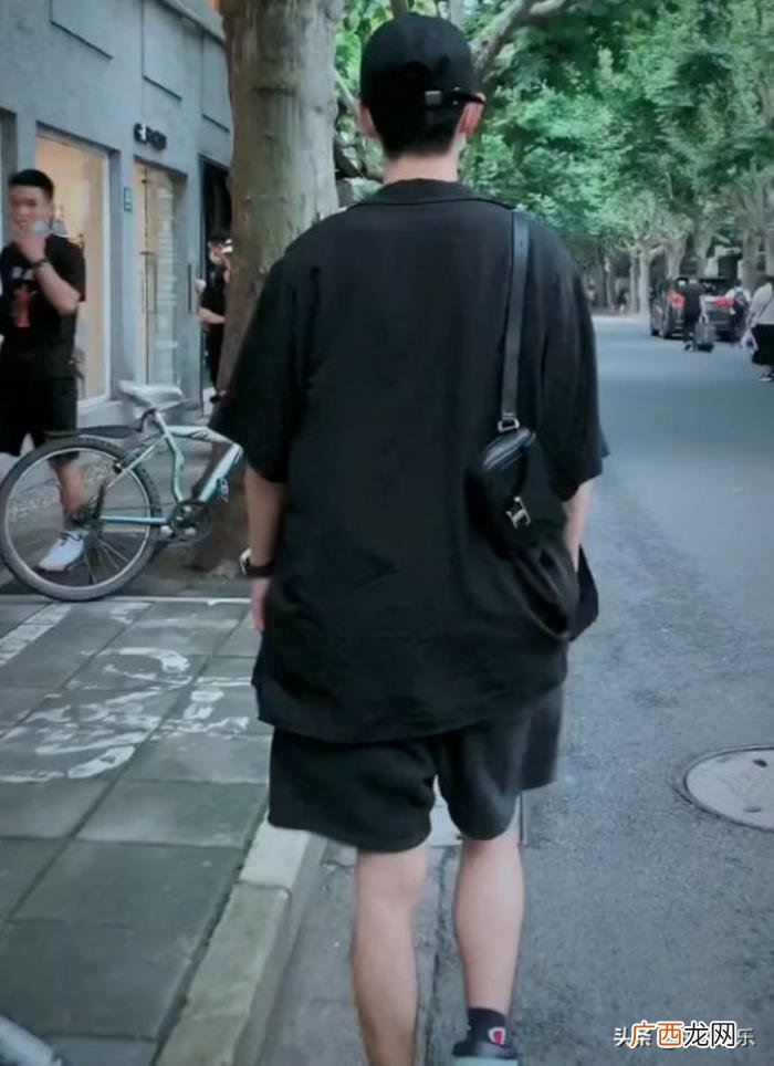 肖战送花入口，好朋友李沁为肖战送花;第十五个新代言预热