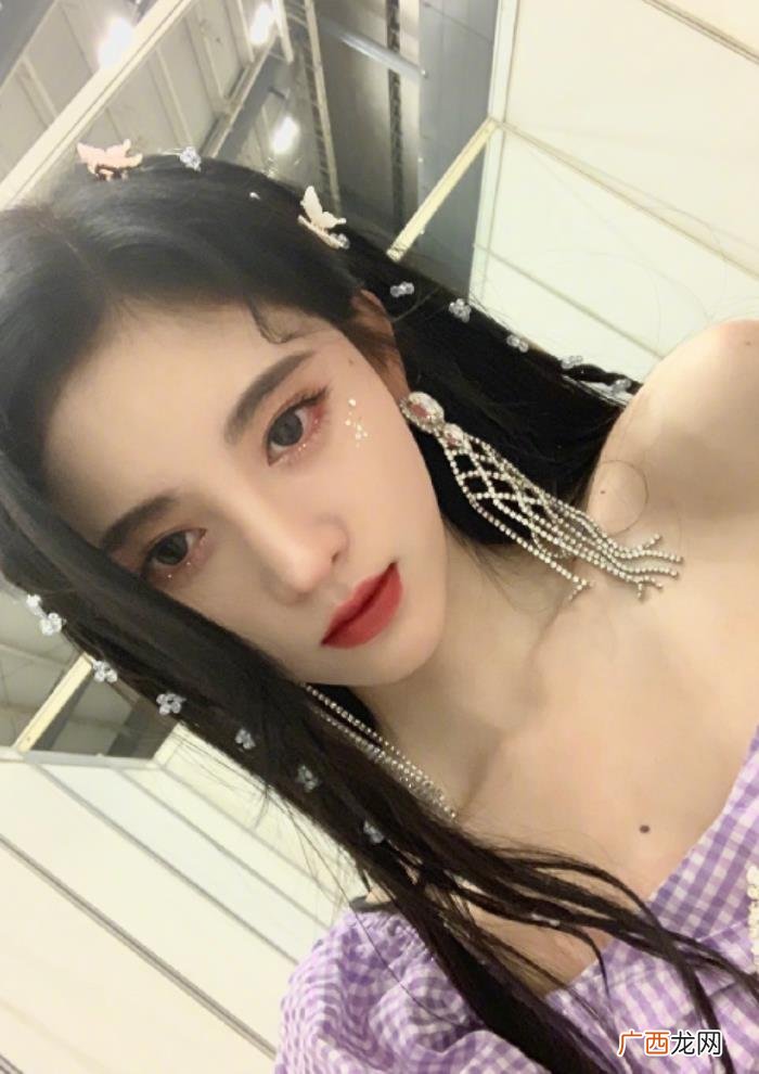 鞠婧祎原相机，鞠婧祎在高铁站被粉丝用原相机拍照