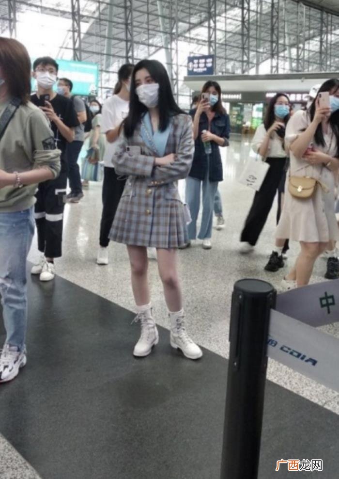鞠婧祎原相机，鞠婧祎在高铁站被粉丝用原相机拍照